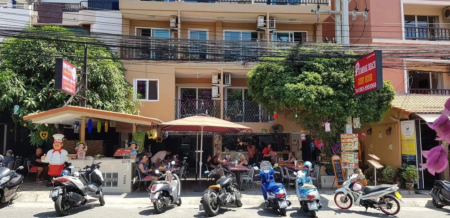 Restaurant réputé de Soi 5 à Pratumnak, terrasse en soirée