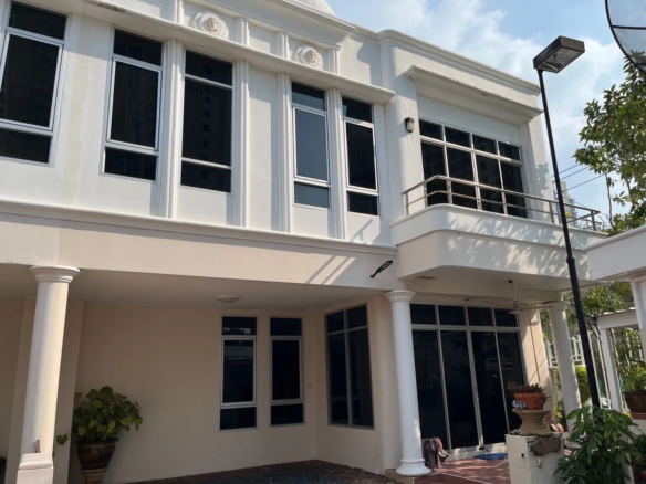  A Louer Townhouse Na Kluea